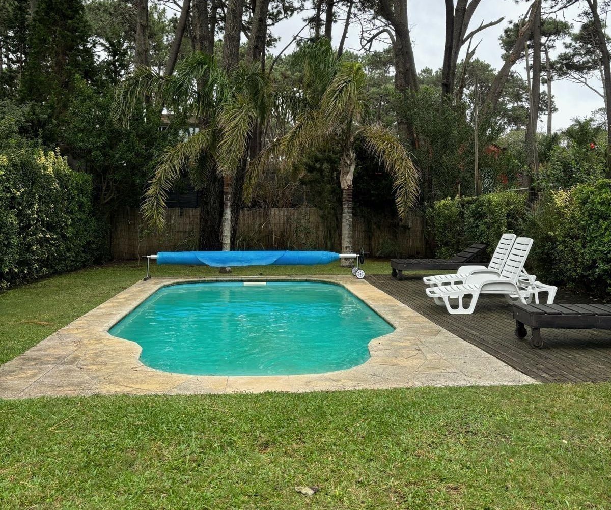 Moderna casa en alquiler y venta sobre Montoya, La Barra a 2 cuadras del mar.